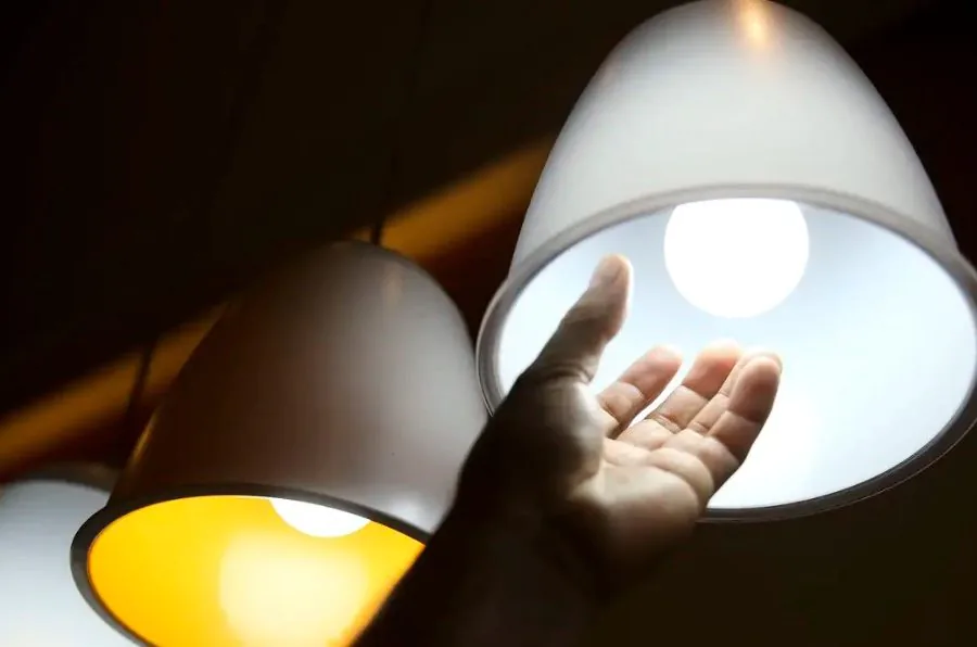 Aneel aciona bandeira vermelha 2 em outubro e conta de luz ficará mais cara