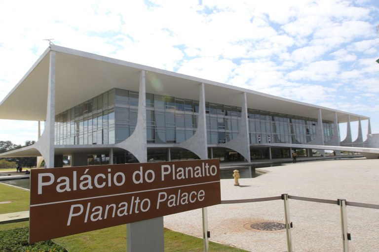 Orçamento de Lula para 2025 prevê contratação de 53,5 mil servidores