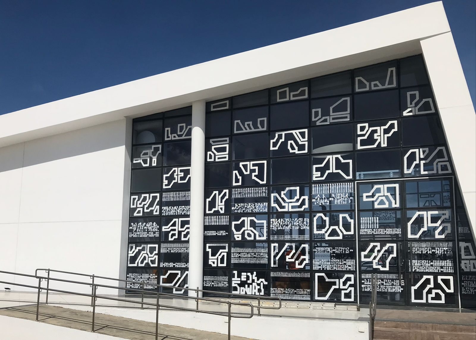 Artistas franceses criam vitral no Complexo Cultural Rampa