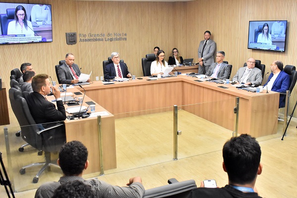 Comissão da ALRN aprova convocação da secretária estadual de Educação diante de denúncias graves