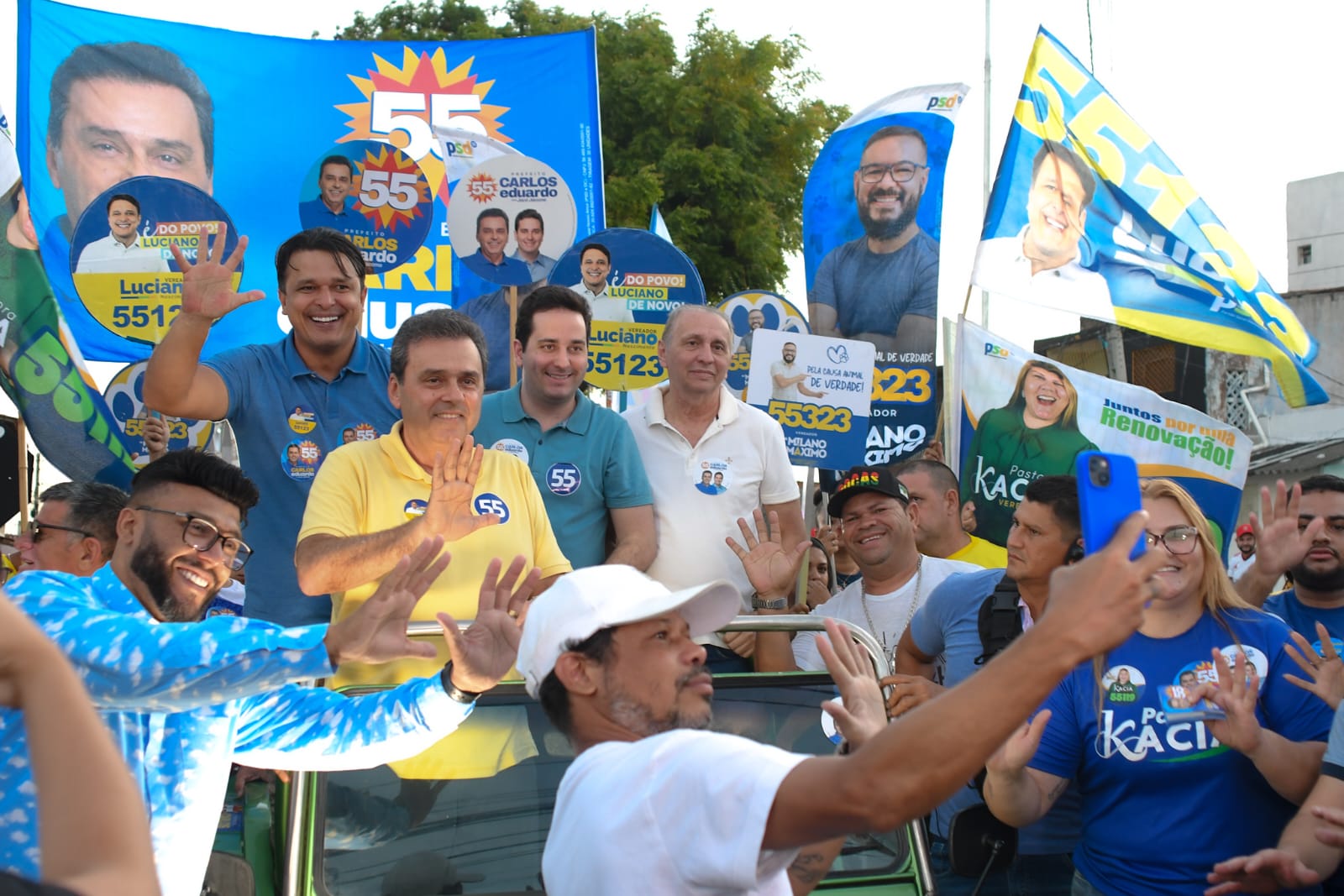 'Tenho experiência em colocar Natal em ordem', afirma Carlos Eduardo durante caravana pela Zona Oeste