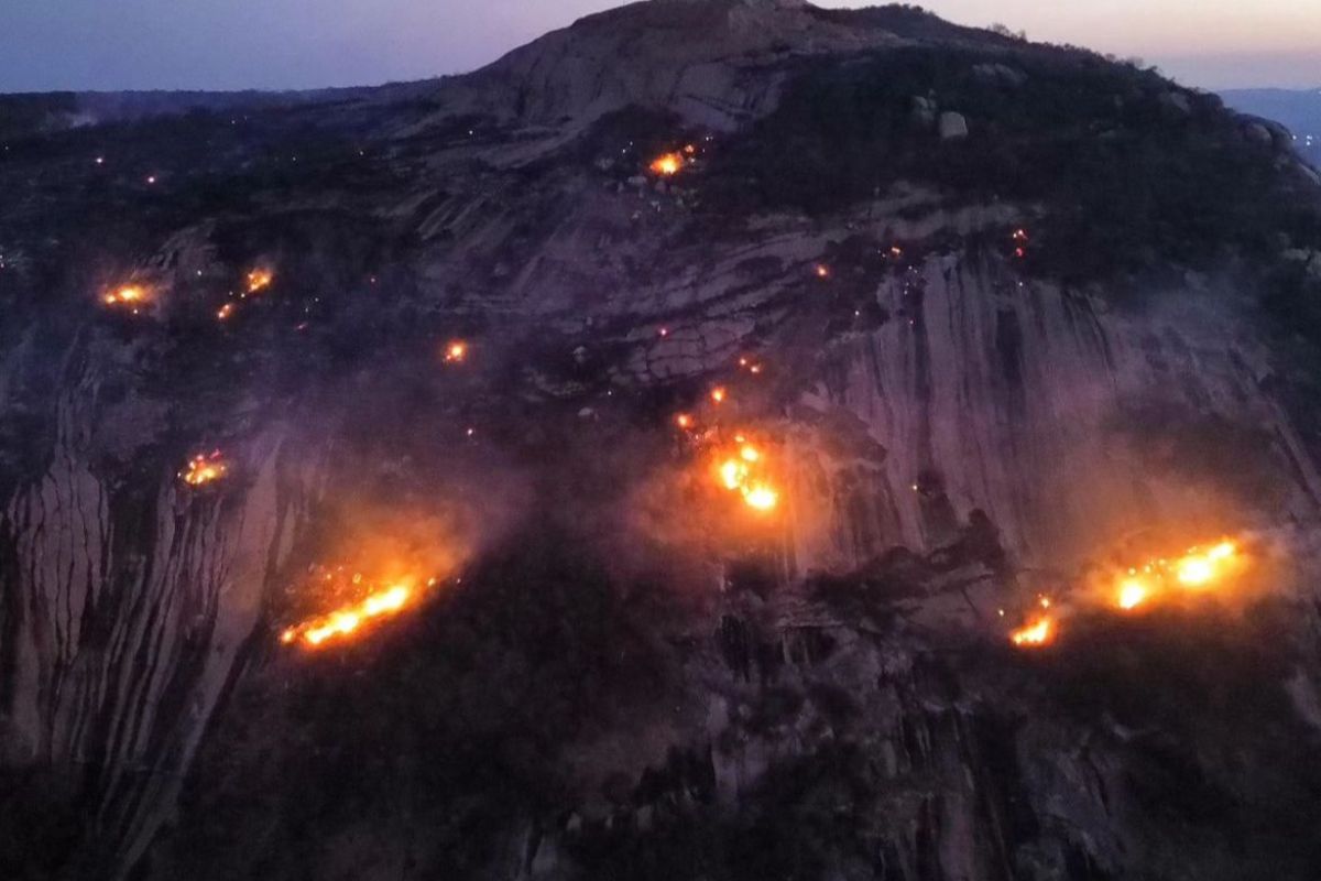 Bombeiros do RN seguem no combate a incêndio na Serra do Lima em Patu