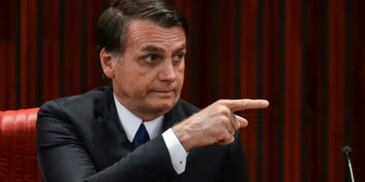 Bolsonaro determina expulsão de deputado do PL por apoio a candidato petista