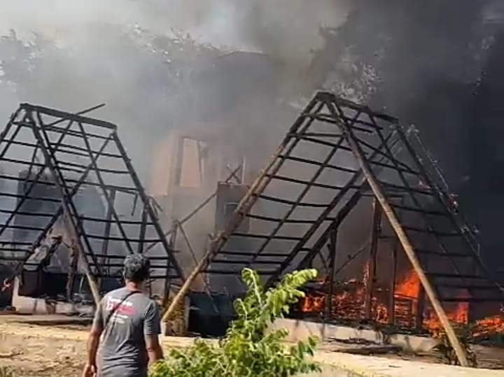 Incêndio destrói chalés em construção em Pipa