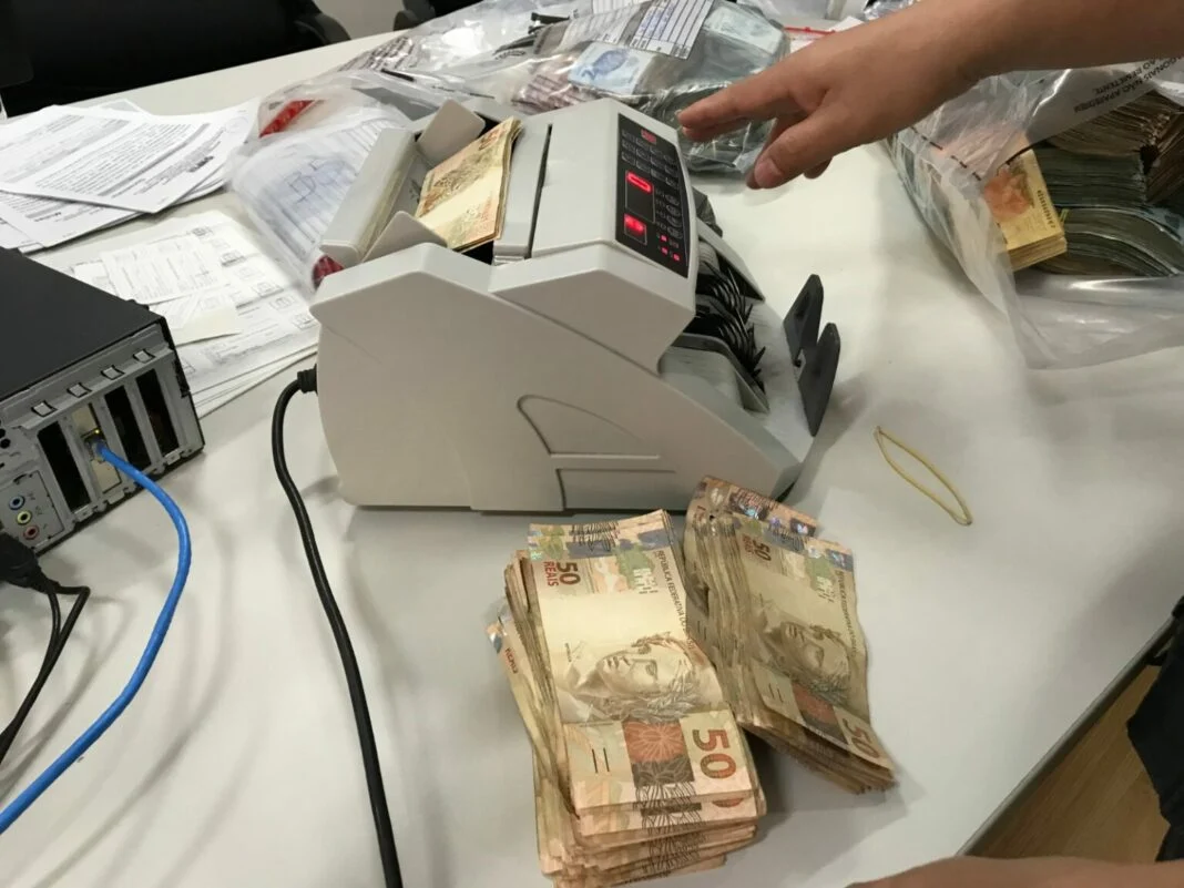 Dinheiro encontrado em operação contra desvio de recursos em Touros (RN) ultrapassa R$ 530 mil