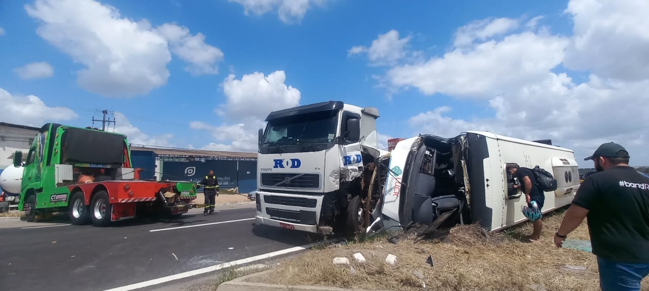 Acidente entre ônibus de turismo e caminhão deixa feridos na BR-101