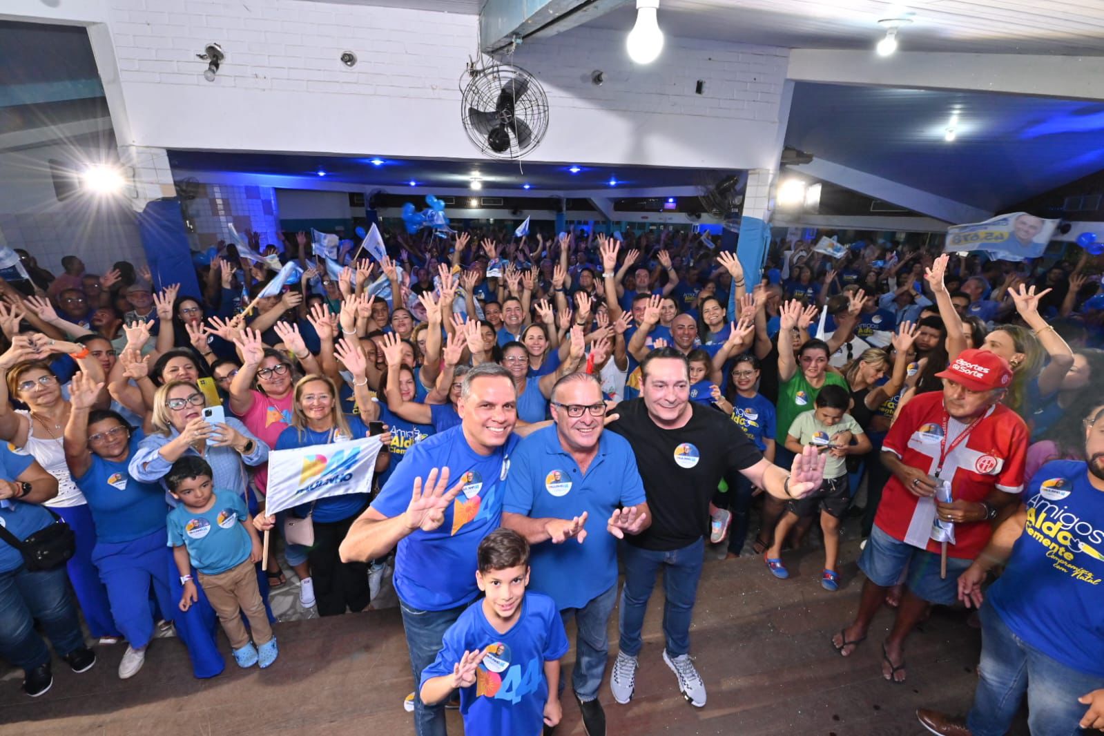 Aldo e Ezequiel levam quase mil pessoas ao Albatroz em apoio a Paulinho Freire