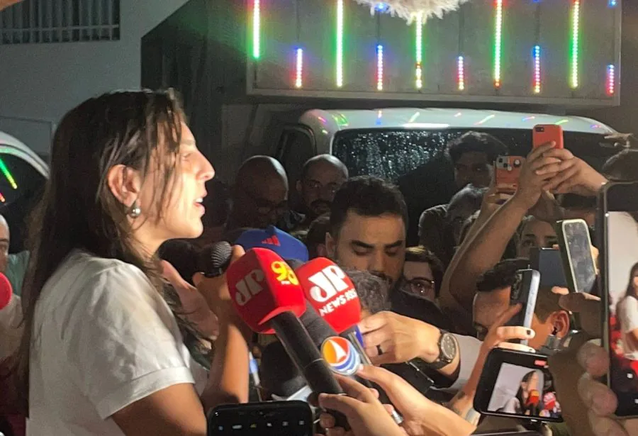 Sem o 'forçado' sorriso gengival na campanha, Natália ensaia a 'pisadinha' de volta a Brasília: "Vamos simbora"