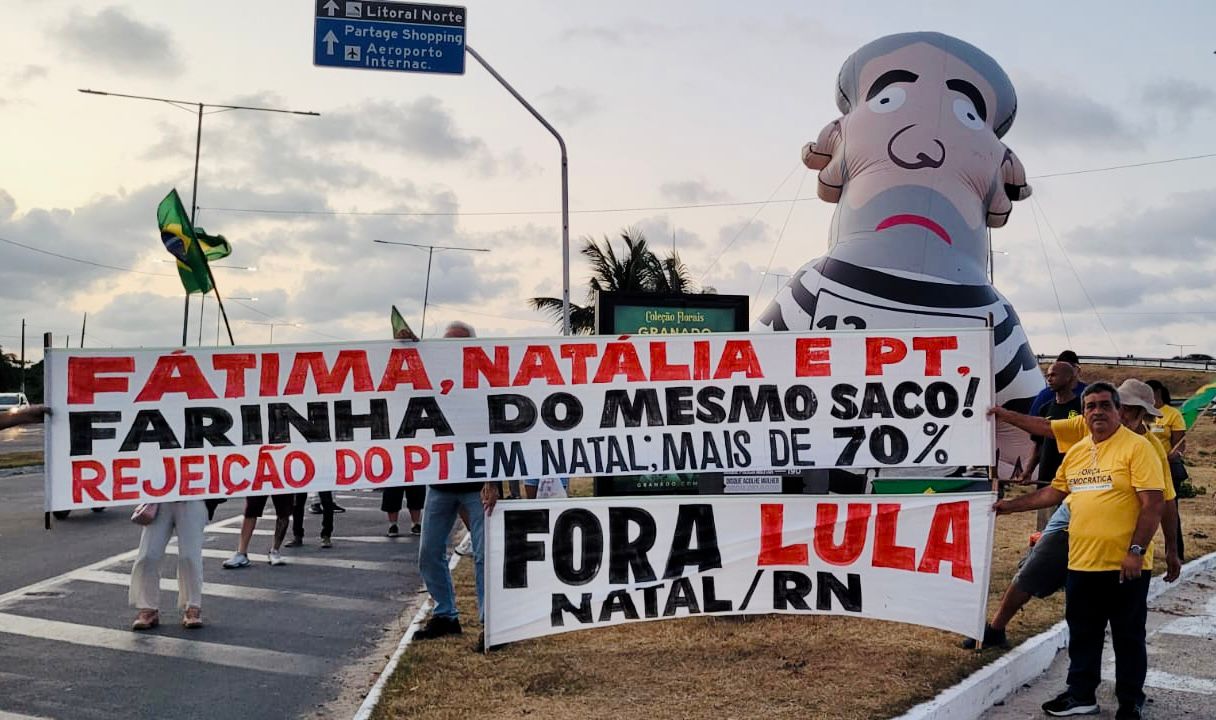 Odiado por petistas, Pixuleco 'roubou' a cena durante a vinda de Lula a Natal