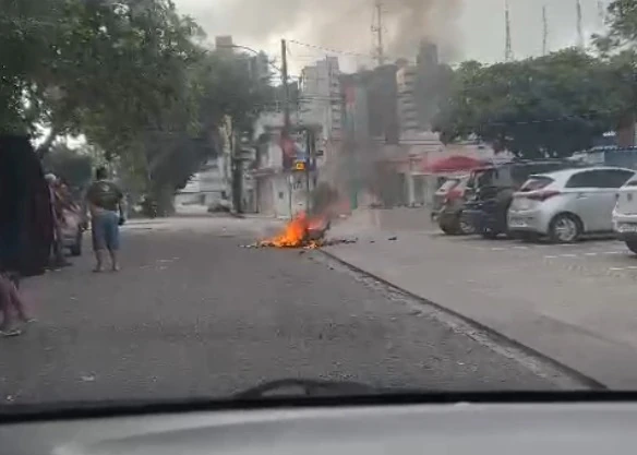 Moto pega fogo em frente à Casa de Saúde São Lucas, em Petrópolis
