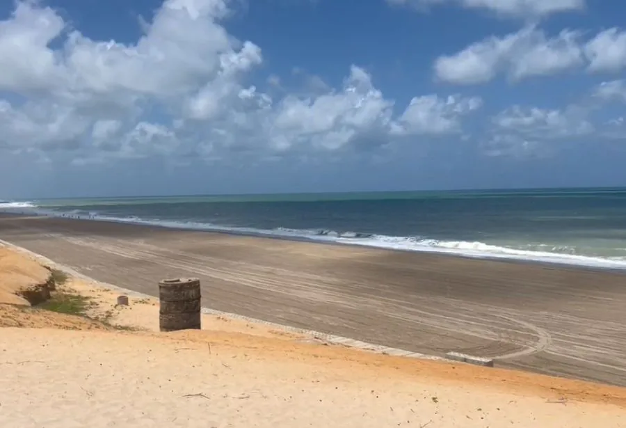 Praia de Ponta Negra tem 1 km de faixa liberada para banhistas após engorda
