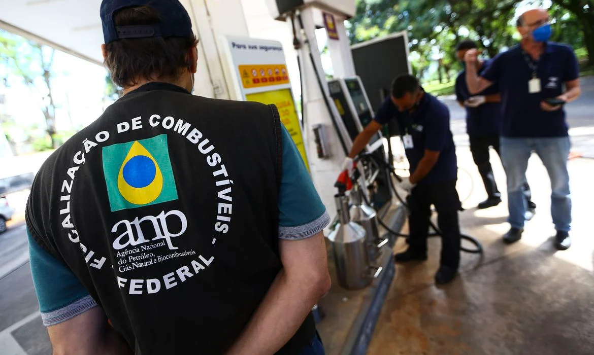 'FAZ O L': ANP suspende contratos de monitoramento da qualidade de combustíveis por falta de recursos