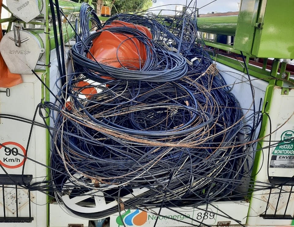 Mais de 240kg de cabos irregulares são retirados da Via Costeira