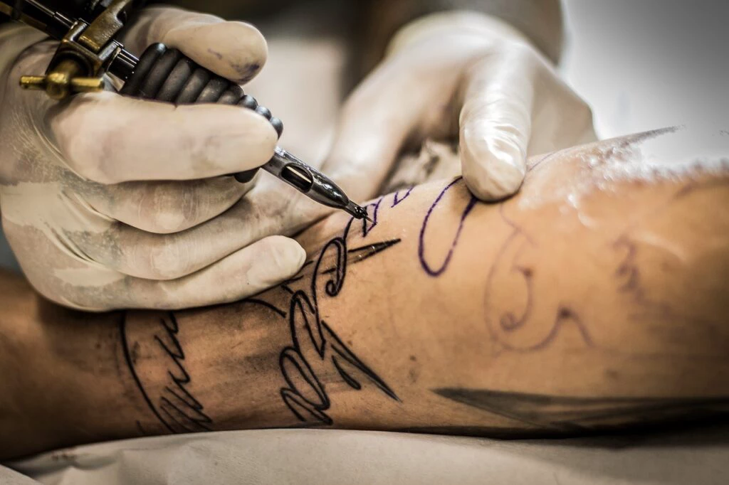 Tribunal condena tatuadora por erro de português em tatuagem