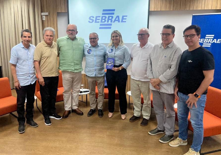 Paulinho Freire recebe Guia do Candidato Parceiro do Pequeno Negócio do Sebrae