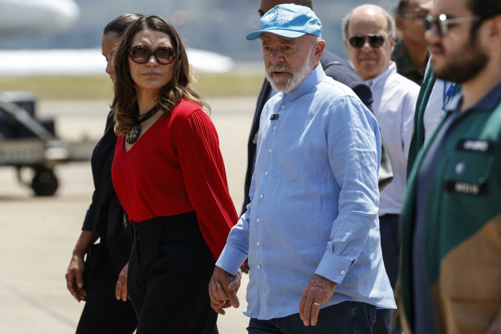 Janja já passou 103 dias viajando pelo exterior, 16 a mais que Lula