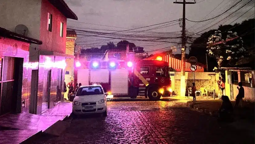 Bombeiros controlam incêndio em residência em Ponta Negra e vítima é socorrida