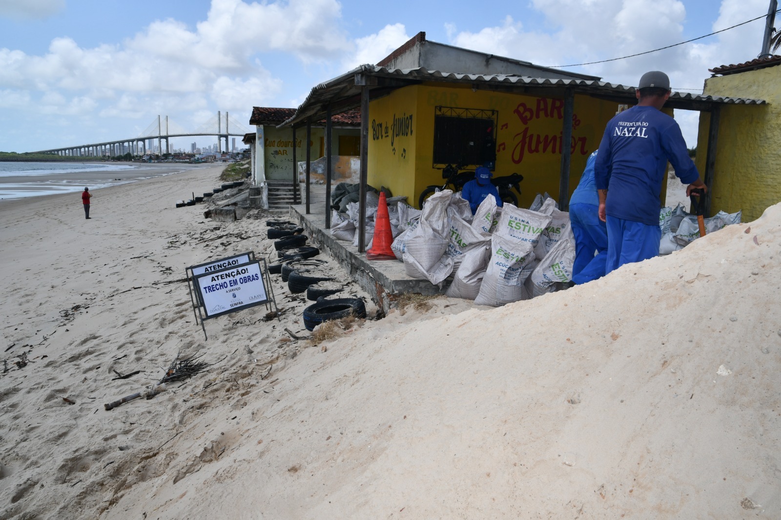 Defesa Civil interdita 14 barracas na Redinha por causa do avanço do mar