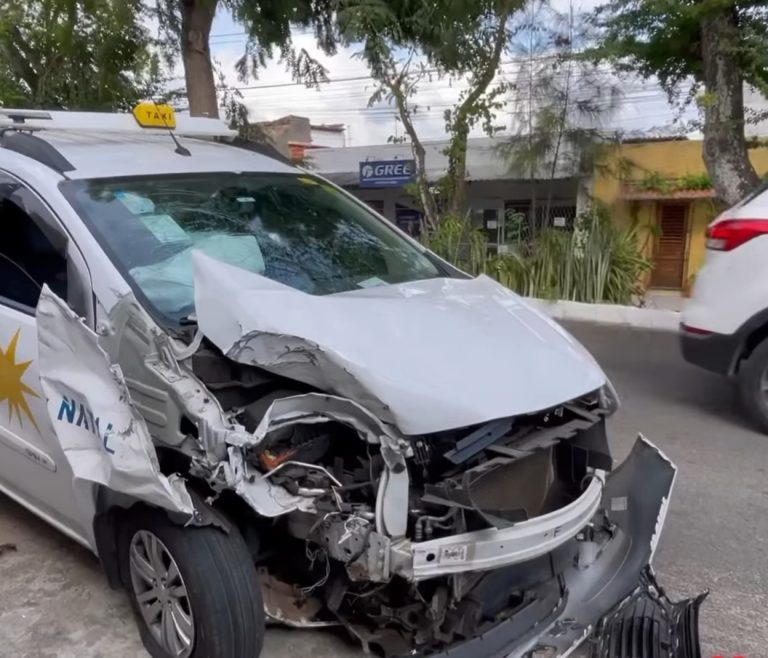 'POR NECESSIDADE'? Bandido rouba táxi na Ribeira e após perseguição policial bate o veículo e é preso no Alecrim