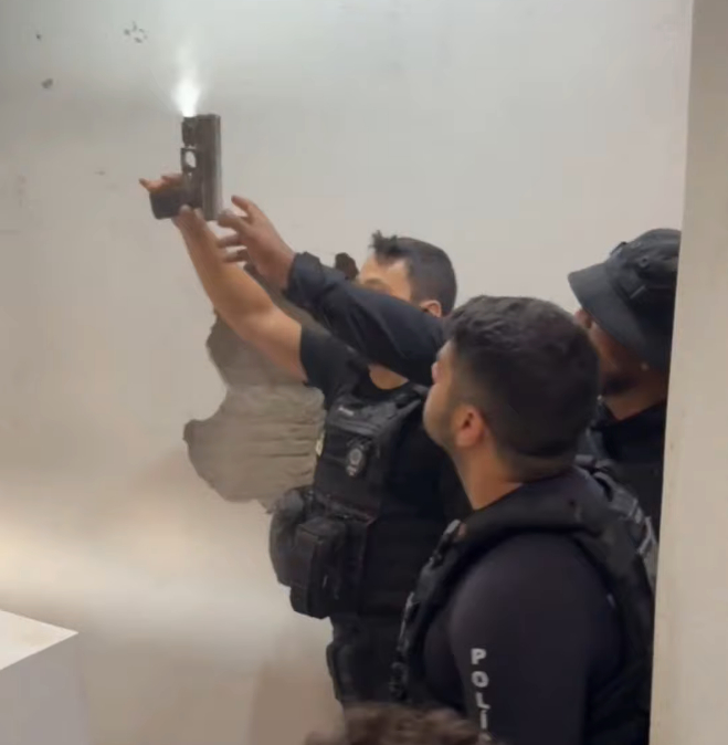Polícia Civil abre buraco na parede e encontra arma escondida na casa de líder criminoso no RN