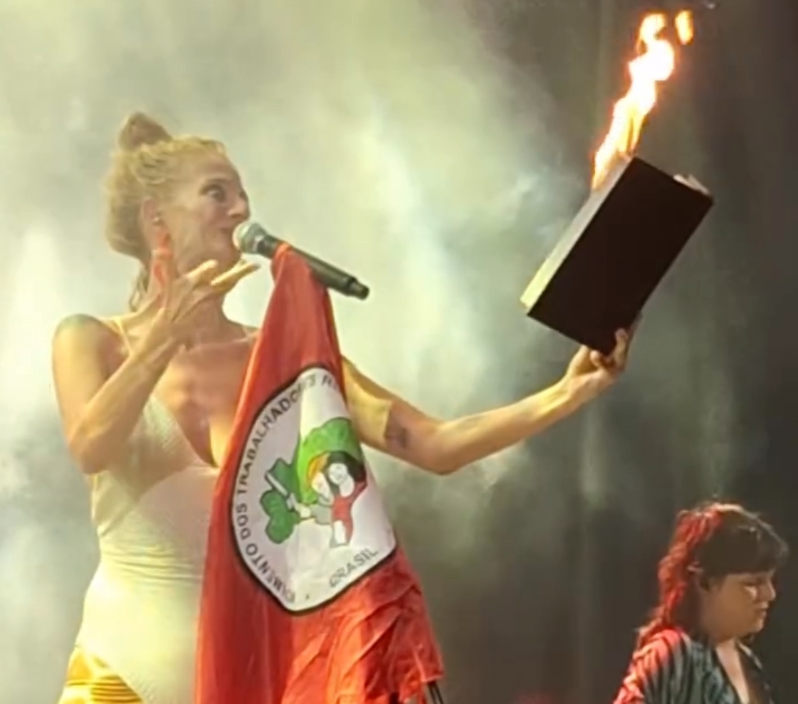 Em festival do MST patrocinado pelo governo do RN, cantora queima livro em referência à Bíblia