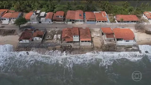 SEM ENGORDA: Avanço do mar danifica casas e faz prefeito da Paraíba decretar situação de emergência