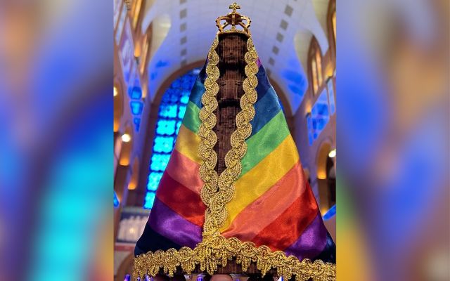 Cristãos se revoltam com imagem de Nossa Senhora com manto gay