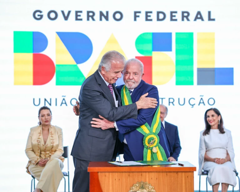 Lula quer incluir previdência dos militares no corte de gastos