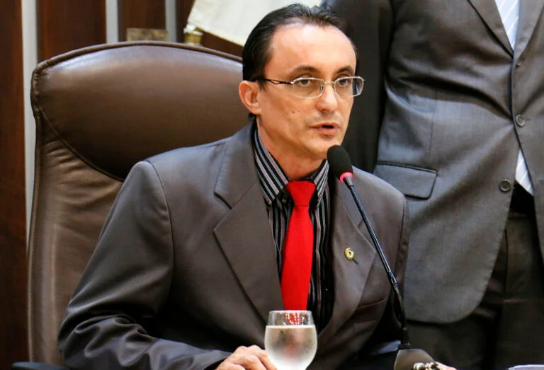 Ex-deputado Souza tem decisão e parecer contrários; nova eleição pode ocorrer em Areia Branca