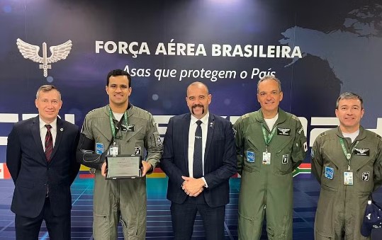 Piloto de avião da FAB que caiu no RN recebe homenagem; Capitão foi reconhecido por direcionar a aeronave para área desabitada antes de ejetar