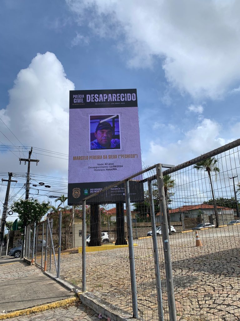Imagens de pessoas desaparecidas são divulgadas em telões de LED em Natal