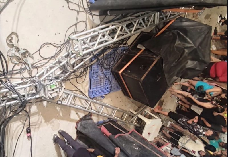Estrutura de som se rompe durante show de Cavaleiros do Forró e interrompe evento com vítimas
