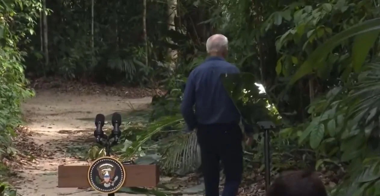 Após coletiva, Joe Biden caminha sem rumo em direção à mata e vira meme nas redes sociais