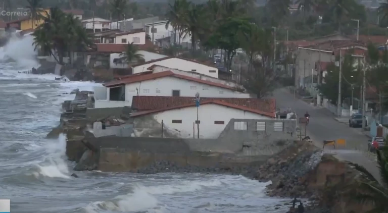 Mar avança e coloca cidade paraibana em estado de calamidade