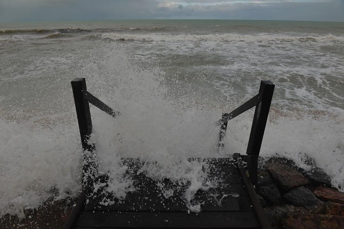 MP alerta Prefeitura de Touros para tomada de medidas urgentes contra avanço do mar no município
