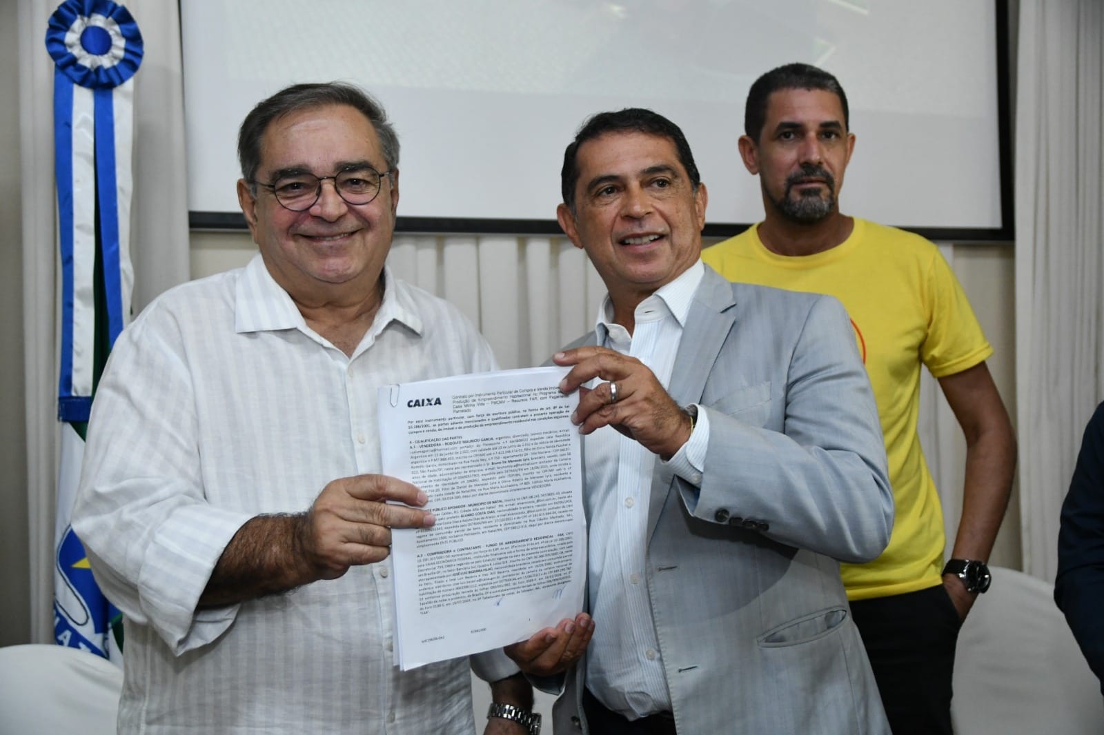 Prefeito Álvaro Dias assina contrato para a construção de 400 novas unidades habitacionais