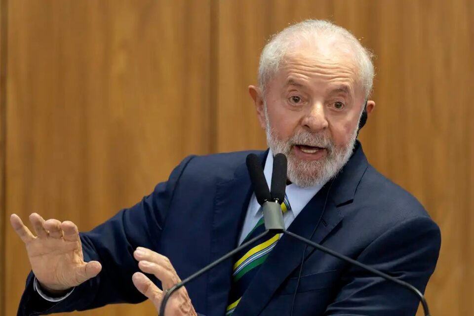 Lula silencia sobre homem que se explodiu no STF
