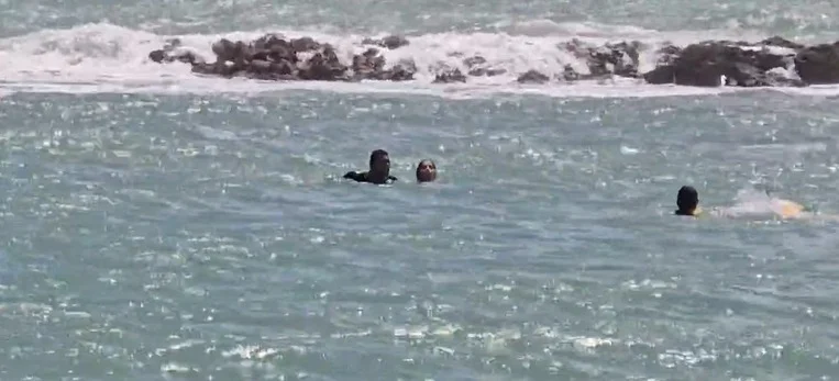 Bombeiros realizam dois resgates em praias de Natal e salvam cinco pessoas