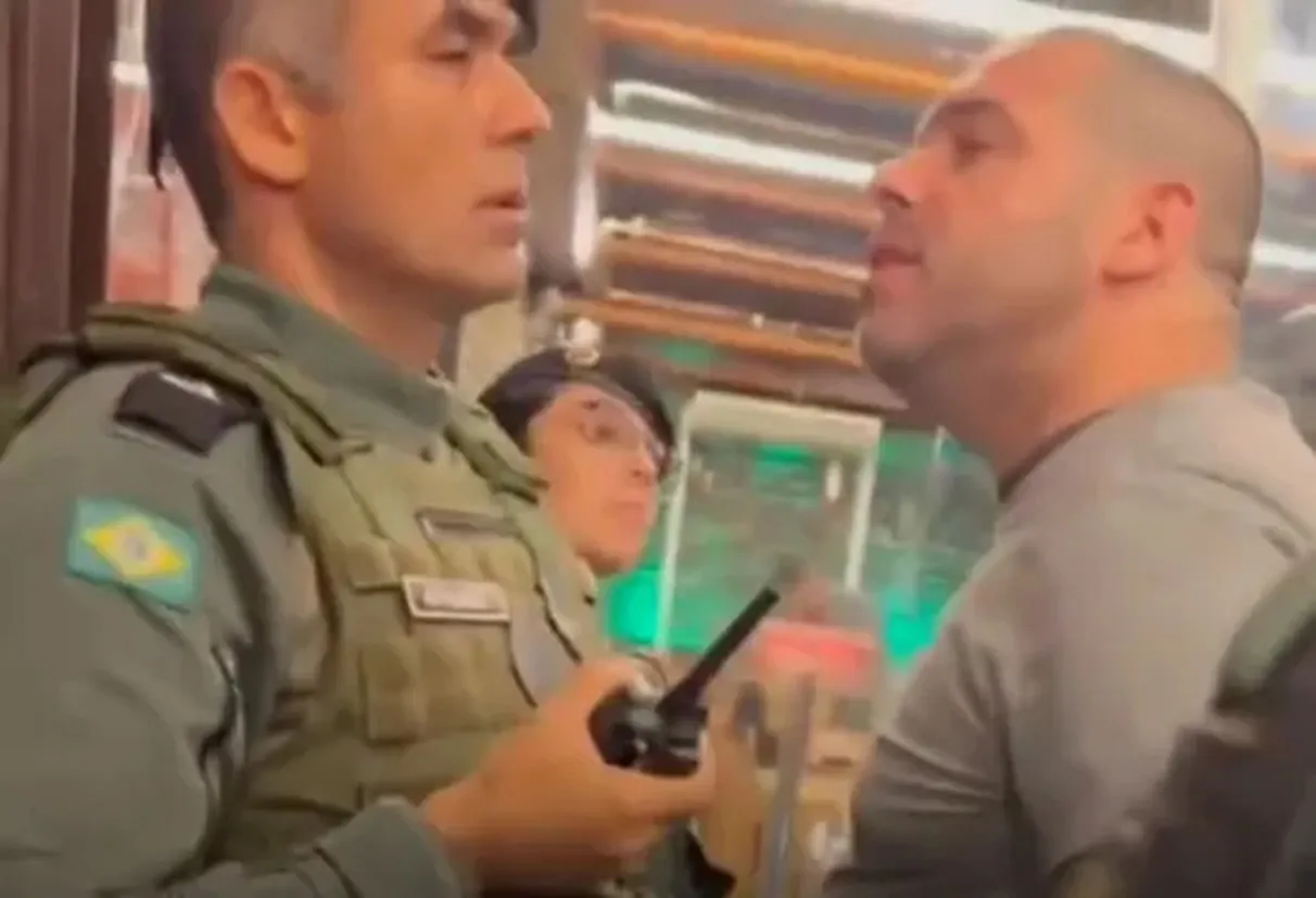 Delegado chama PM de “vagabundo” e é contido por sete policiais