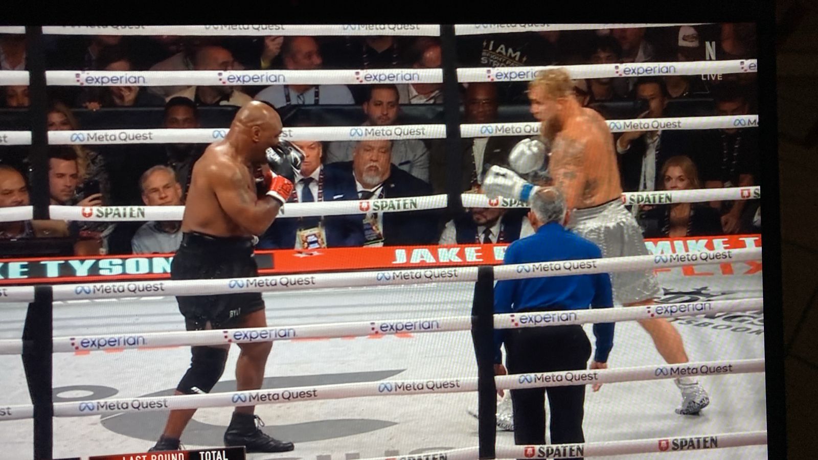 Jake Paul vê fúria de Mike Tyson, mas usa físico e vence a lenda do boxe