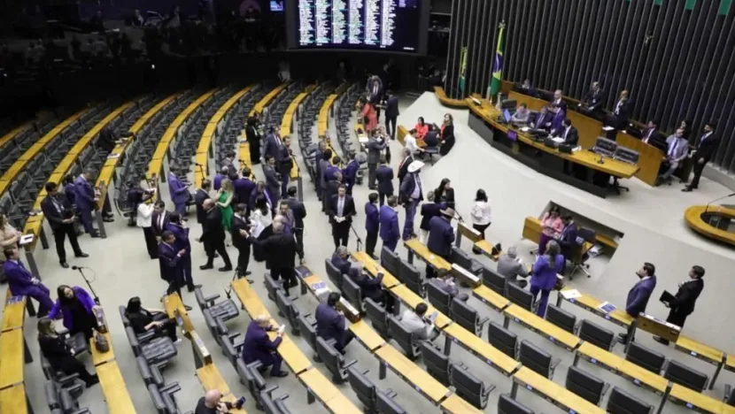 Deputados federais só trabalharam o equivalente à 1 dia e meio por semana, aponta levantamento