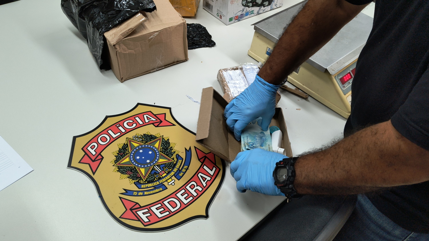 PF encontra encomendas com drogas e R$ 5 mil em notas falsas em Natal