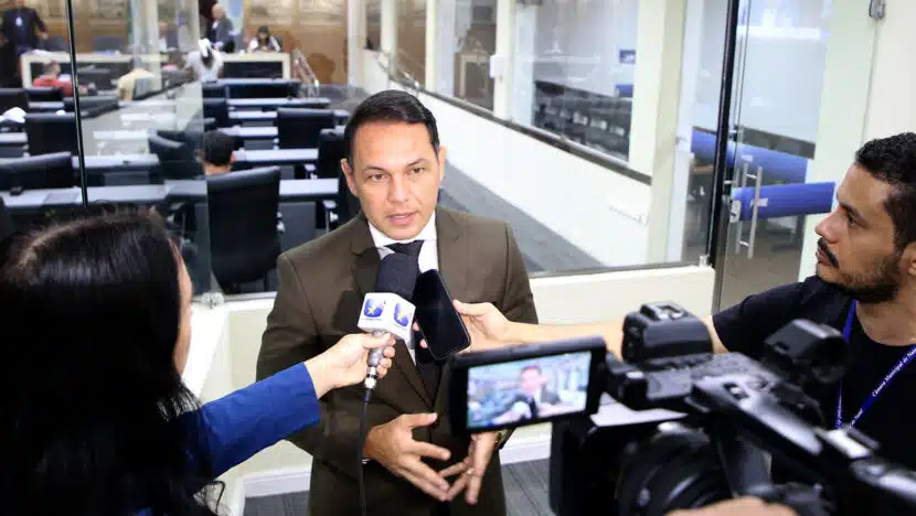 Discussão sobre Via Costeira é para permitir 15 m acima do limite da calçada, diz Kleber