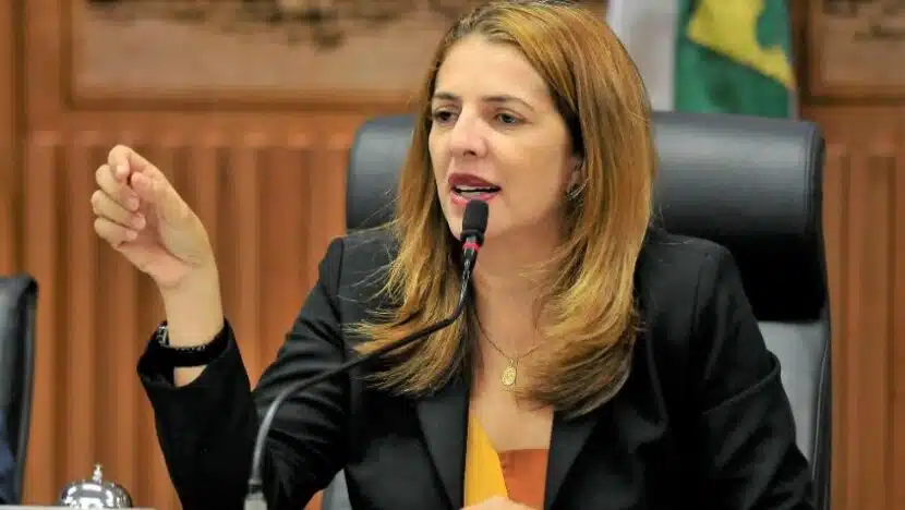 “Dá voto, mas não resolve”, diz Nina Souza sobre PEC da jornada
