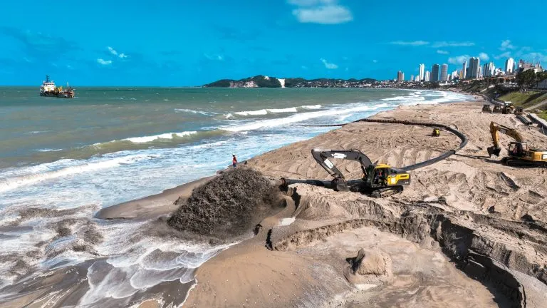 Engorda de Ponta Negra atinge 40% de conclusão em menos de 2 meses