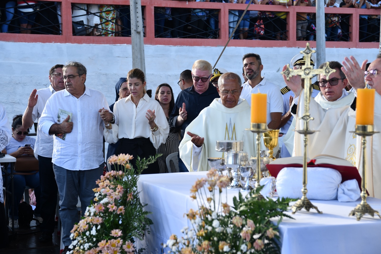 Prefeito Álvaro Dias é aclamado durante Missa na Pedra do Rosário e é chamado de “Governador” pela população