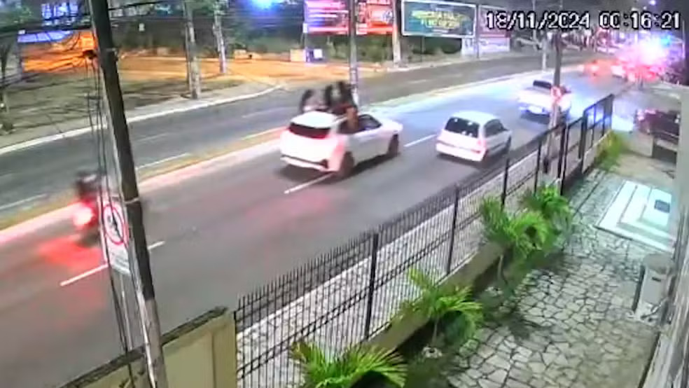 Vídeo registra momento que jovem cai de janela de carro e é atropelada, em João Pessoa; assista