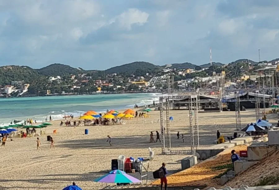 Estrutura do Réveillon em Ponta Negra começa a ser montada