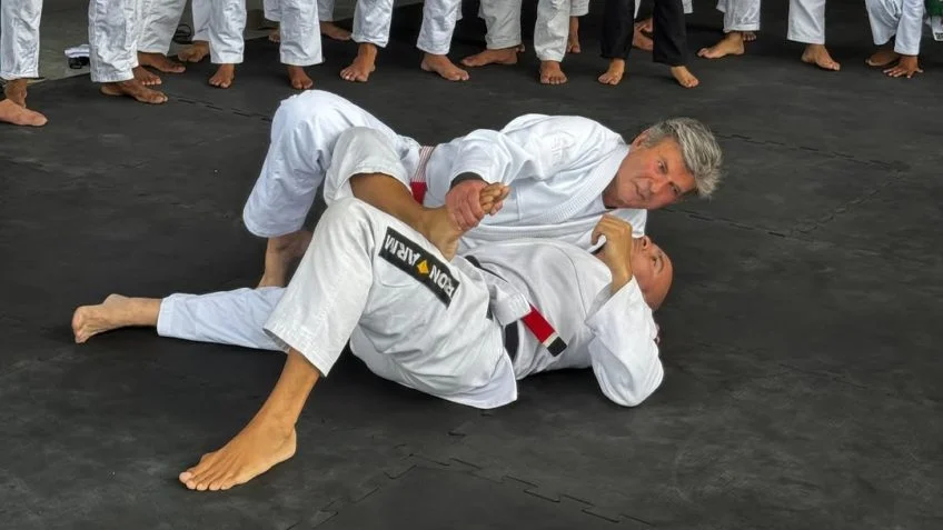 Aos 71 anos, ministro Fux dá aula de jiu-jitsu para policiais do BOPE e jovens no Rio