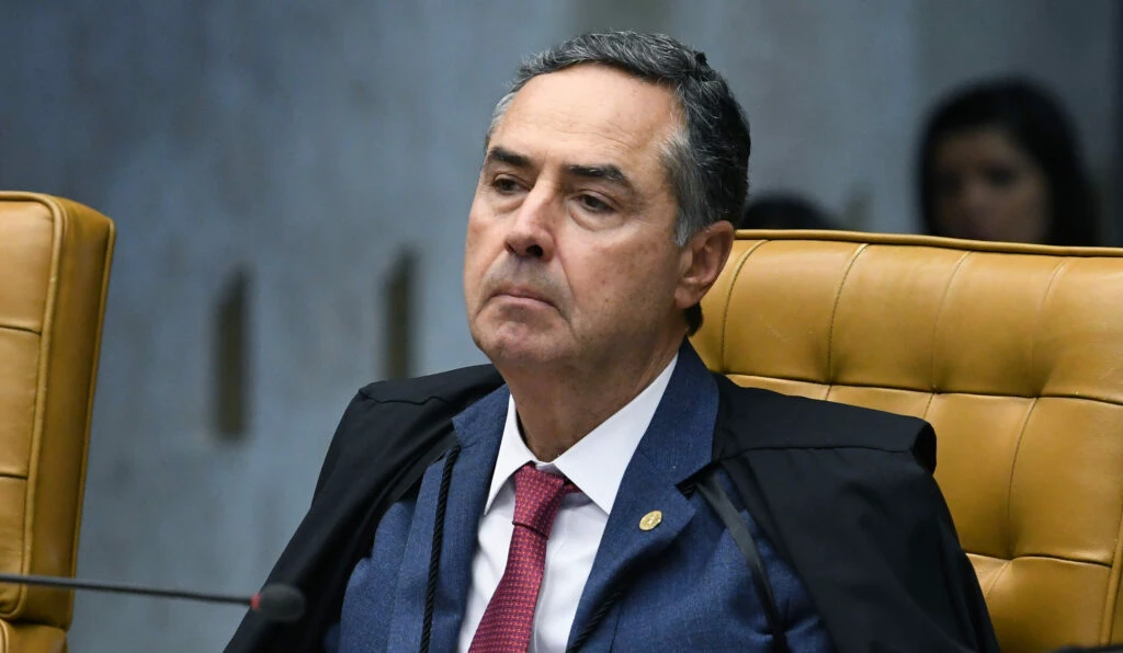 Barroso usou avião da FAB para ir ao casamento de Dino, diz coluna
